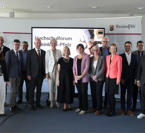 Ministerialdirektorin Katharina Heil posiert mit Vertreterinnen und Vertretern aller Hochschulen in Rheinland-Pfalz.