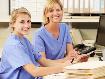 Ausbildung in den Gesundheitsfachberufen Auszubildende der Gesundheitsfachberufe mit Anleiterin an einem PC