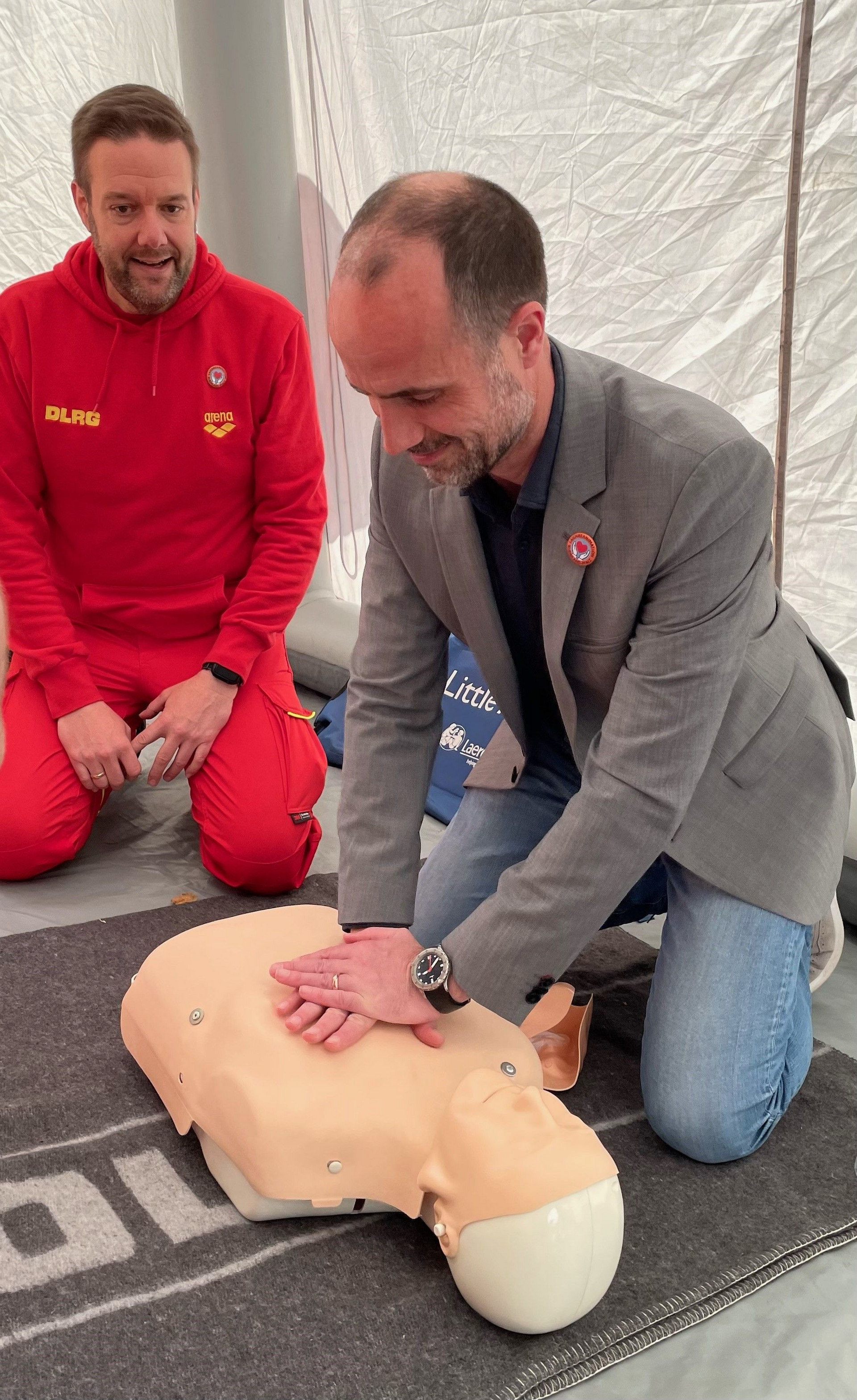 Gesundheitsminister Clemens Hoch übt Wiederbelebung an einer Puppe