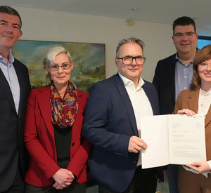 Design ohne Titel - 1 Staatssekretärin Nicole Steingaß überreicht einen Förderbescheid an die Geschäftsführer des Klinikums in Daun