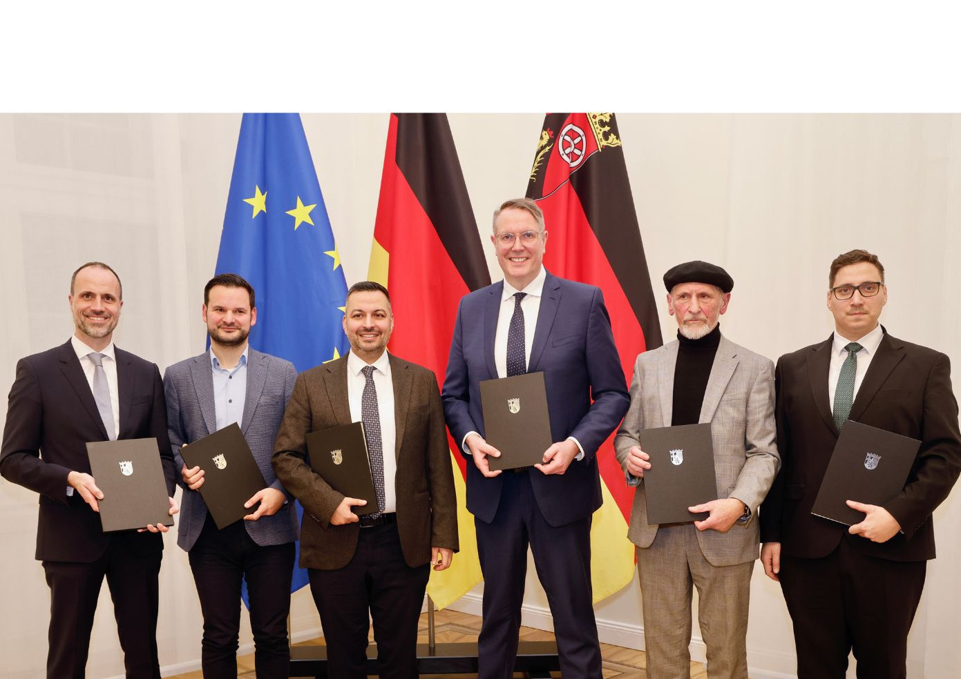 Ministerpräsident Alexander Schweitzer und Gesundheitsminister Clemens Hoch präsentieren mit Vertretern der vier Islamverbänden den neuen Vertrag.