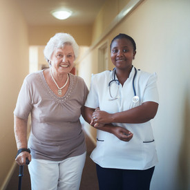MigrationPflege_istock_S Pflegerin hilft Seniorin beim Laufen