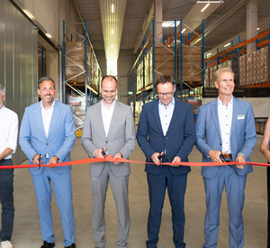 Gemeinsam mit Vertreterinnen und Vertretern aus Andernach schneidet Gesundheitsminister Clemens Hoch das rote Band zur Eröffnung des neuen Materiallagers durch.