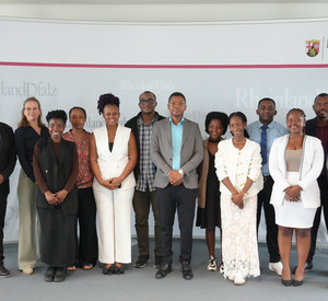 Eine Gruppe von jungen Studierenden aus Ruanda posiert am Ministerium für Wissenschaft und Gesundheit.